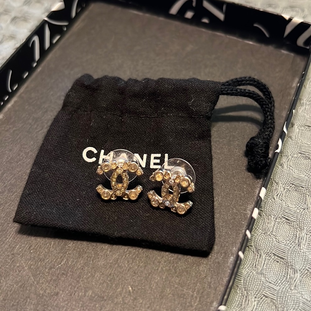 CHANEL CC classic logo stud earrings